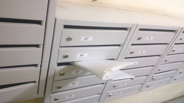 Сотрудник «Почты России» сложила посылку с виниловой пластинкой пополам, чтобы просунуть её в ящик