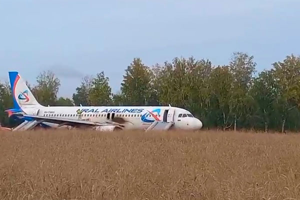 Нервный инструктаж и плач: Аудиозапись вскрыла, что происходило на борту лайнера А320 перед посадкой на поле