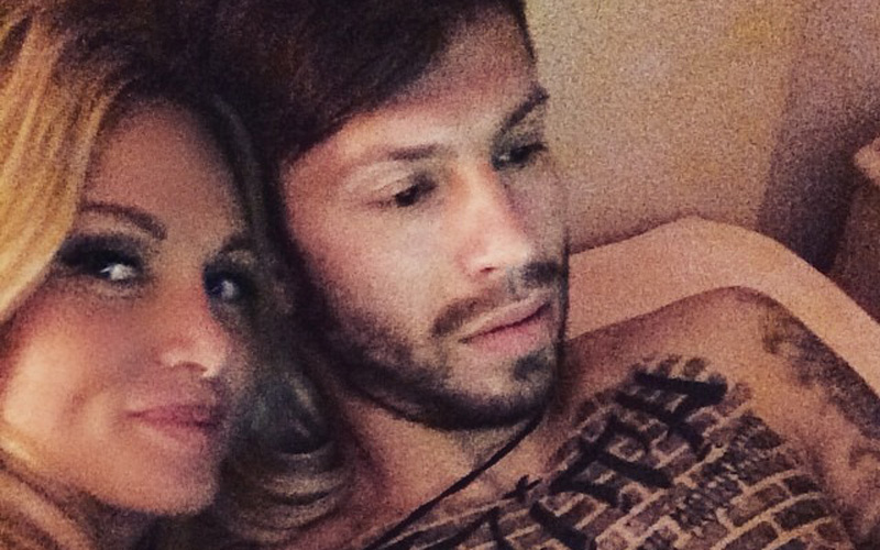 «Расстояние стерлось до нуля...» Пользователи соцсетей обсуждают откровенные фото Лопыревой и Смолова