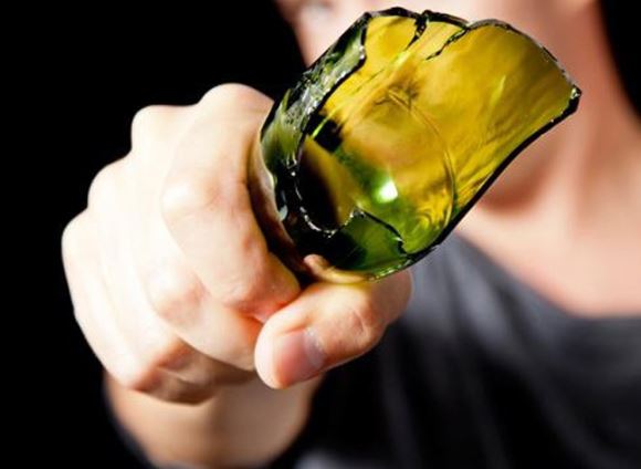 Голый неадекват разгромил кафе и ограбил его в Москве. Видео