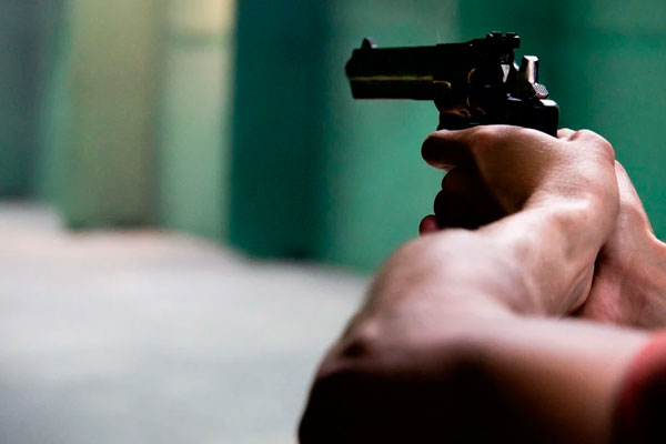 Подросток устроил стрельбу возле московской школы. Видео