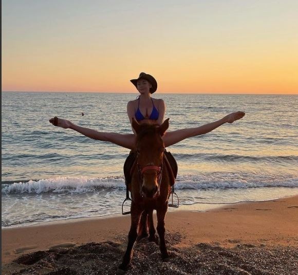 Что известно о финансовой пирамиде QBF, жертвой которой стала Анастасия Волочкова