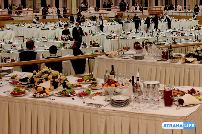 «Кушайте, за все заплачено!» Увидев на столах буженину, омаров и вино провинциалы на одном из столичных приемов… опозорились