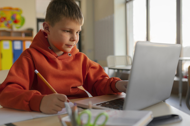 Исследование показало, что треть российских детей проводят в интернете по восемь часов в день | РБК: дети в РФ проводят до восемь часов в интернете без присмотра 