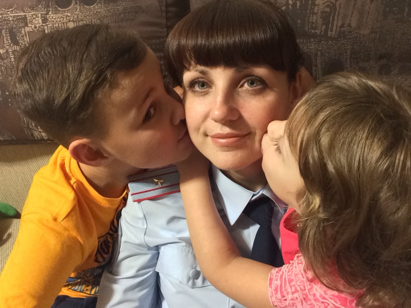 Более сотни сотрудников УМВД России по Хабаровскому краю приняли участие в акции «Селфи с мамой»