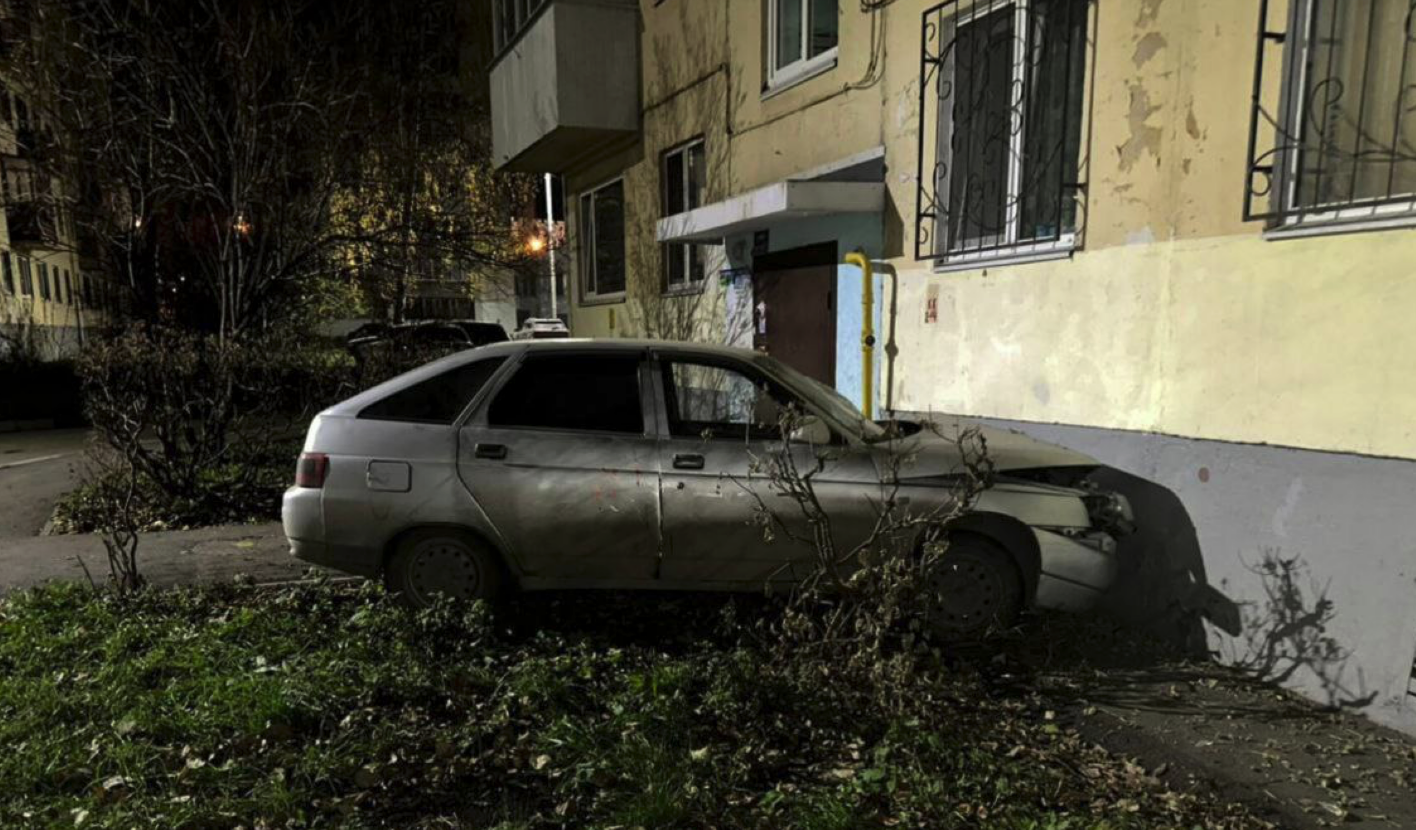 Пьяная женщина перепутала педали и врезалась в дом