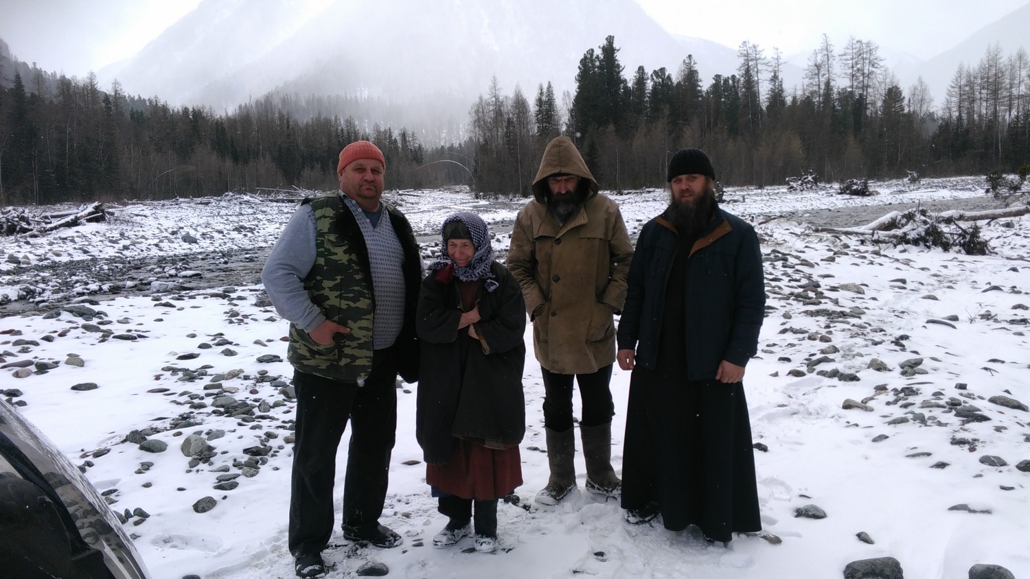 «Потрудились физически и духовно»: сибирскую отшельницу Агафью Лыкову и ее помощника Георгия посетил старообрядческий священник