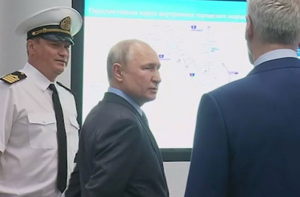 Путин запустил в рейс первый электрический речной трамвайчик в Москве