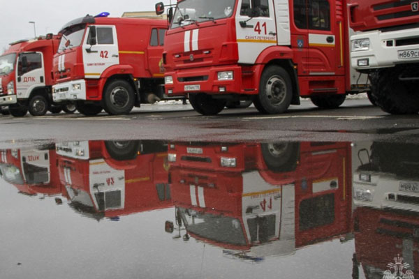 Дворник из Узбекистана вывел несколько человек из горящего дома в Петербурге | Дворник спас нескольких человек из горящей квартиры в Петербурге