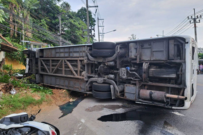 Автобус с россиянами перевернулся на Пхукете: четверо пострадали, один с переломом | В Таиланде перевернулся автобус с российскими туристами – четверо пострадали
