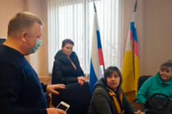 В Волгограде люди пришли в Роспотребнадзор, чтобы проверить QR-код у главы ведомства