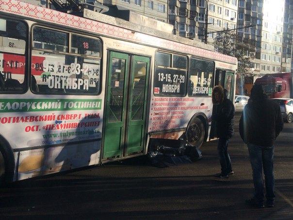 Труп ребенка продолжает лежать под колесами троллейбуса в Заречье