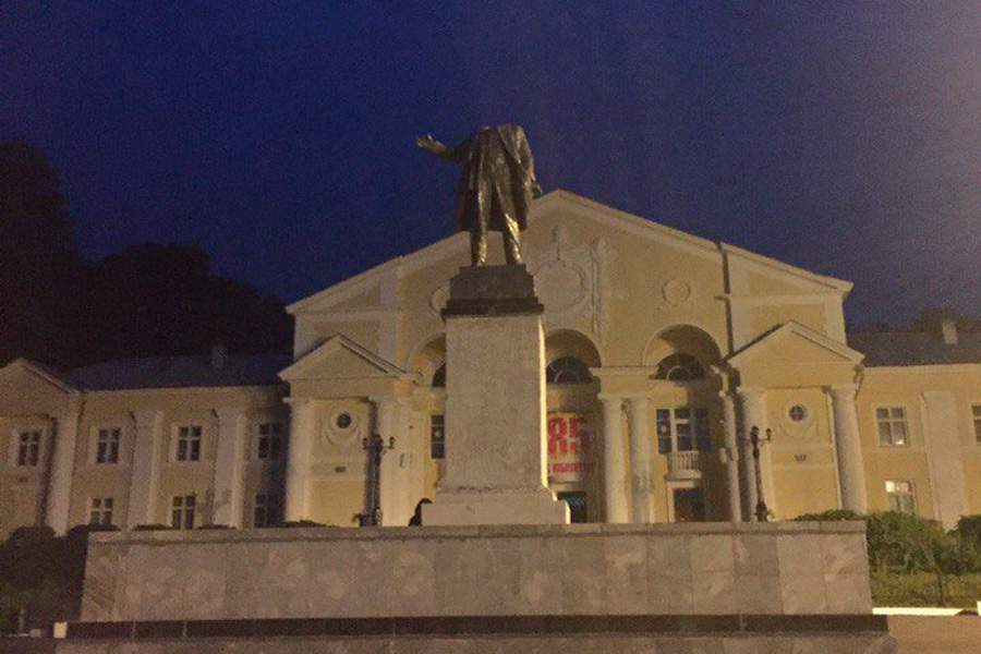 Празднование Дня металлурга в Первоуральске закончилось обезглавливанием памятника Ленину