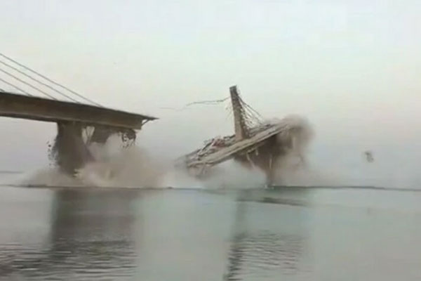 В Индии второй раз за 14 месяцев рухнул строящийся мост через Ганг