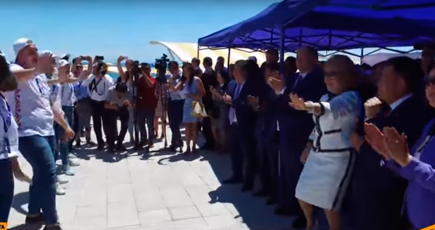 Матвиенко станцевала на берегу Иссык-Куля. ВИДЕО