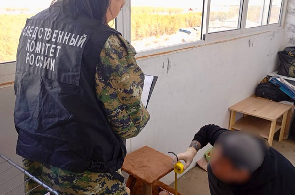 Четырёхлетний ребёнок остался в живых после падения с девятого этажа в Якутске | Ребёнок выпал с девятого этажа в Якутске и выжил