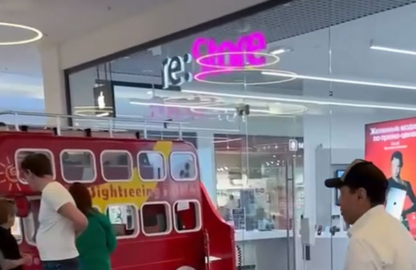 «Мама не будет рада»: школьники залезли в детский автобус и протаранили витрину в ТЦ в Подмосковье | В Подмосковье дети протаранили витрину ТЦ на детском автобусе