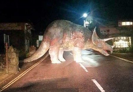 Британцы в ужасе: Им дорогу преградил здоровенный динозавр