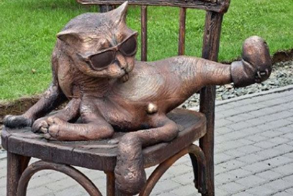 Статую кота с поднятой лапой в Барнауле потребовали убрать сразу после установки