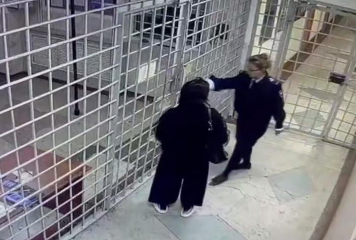 На Камчатке женщина украла телефон у спящего прямо в полиции и попала под суд | Жительницу Елизово осудили за кражу телефона в отделении полиции