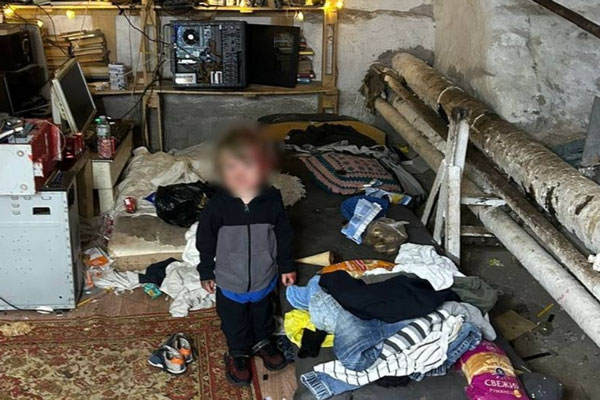 Полиция Петербурга изъяла троих детей от 2 до 6 лет, живших с отцом в подвале | В питерском подвале среди хлама нашли троих детей-маугли. Они жили с отцом