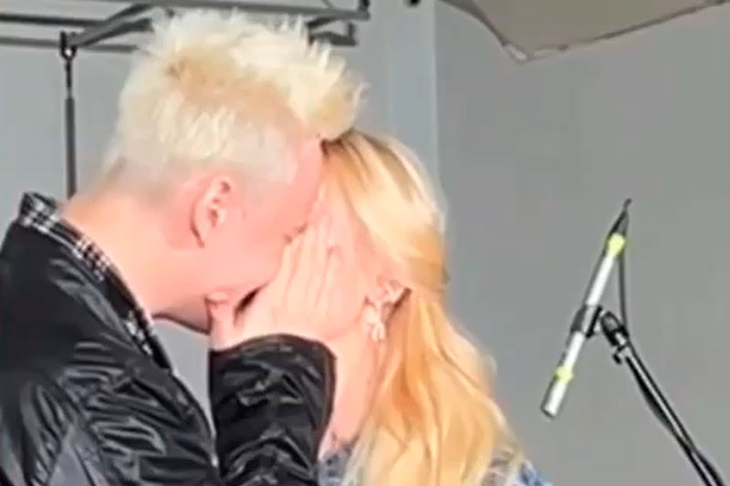 Скандал на концерте: "Это была просто шутка!" — Екатерина Мизулина и SHAMAN поцеловались в школе, вызывая слухи о романе | Shaman и Мизулина поцеловались при детях