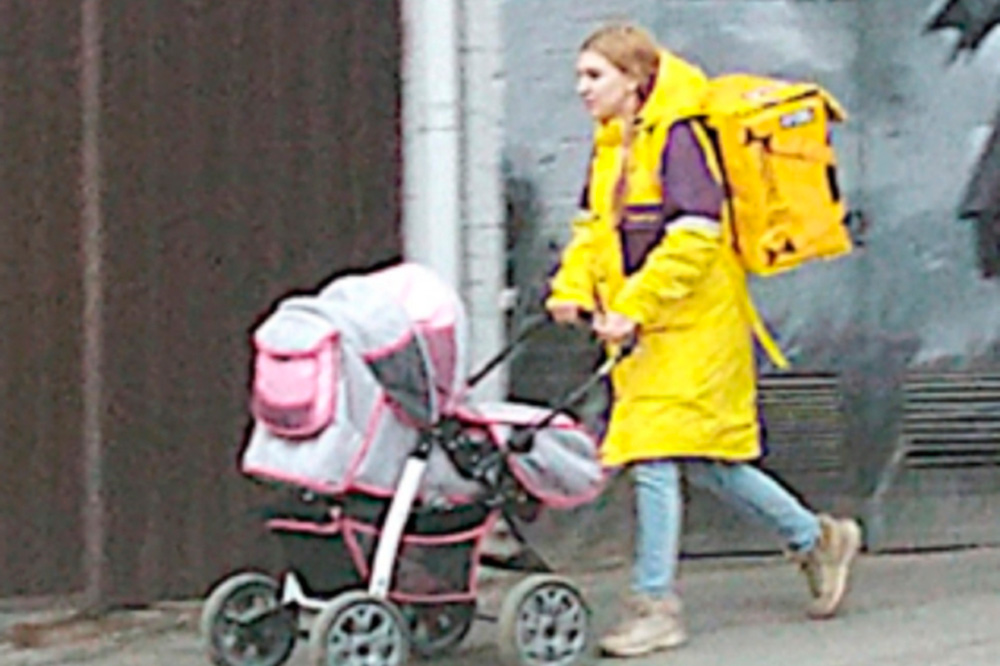 Курьер «Яндекс.Еды» шокировал соцсети, выйдя на работу с ребенком в коляске. ФОТО