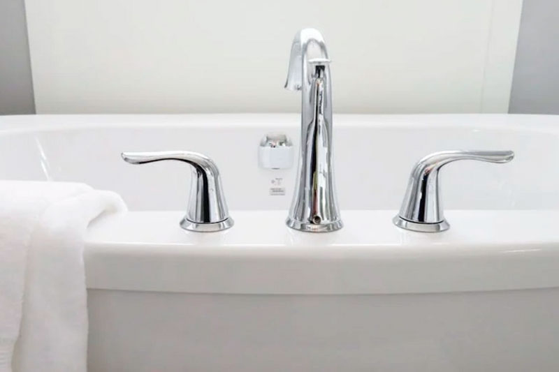 Житель Петербурга заплатит соседке 234 тысячи за заливы из-за разведения рыб | Петербуржец заплатит за разведение рыб в ванне