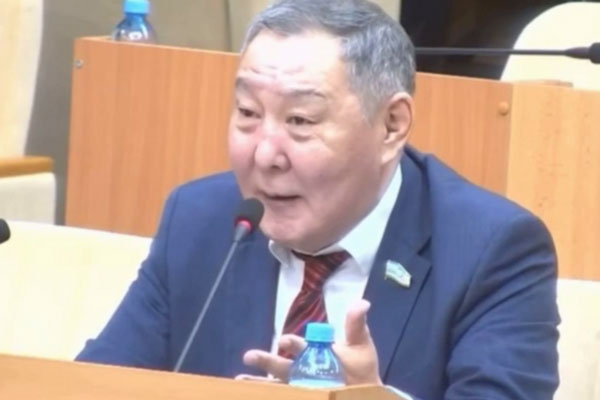 «Выпиваешь нормально, без курева»: российский депутат пожаловался на рестораны | Депутат из Якутии Поскачин пожаловался, что ему запрещают курить в ресторанах