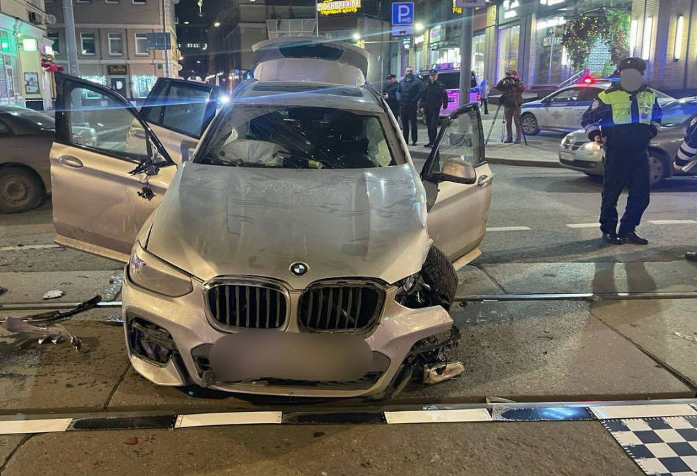 Пьяный водитель снес пешеходов на остановке в Москве | В Москве нетрезвый водитель въехал в автобусную остановку