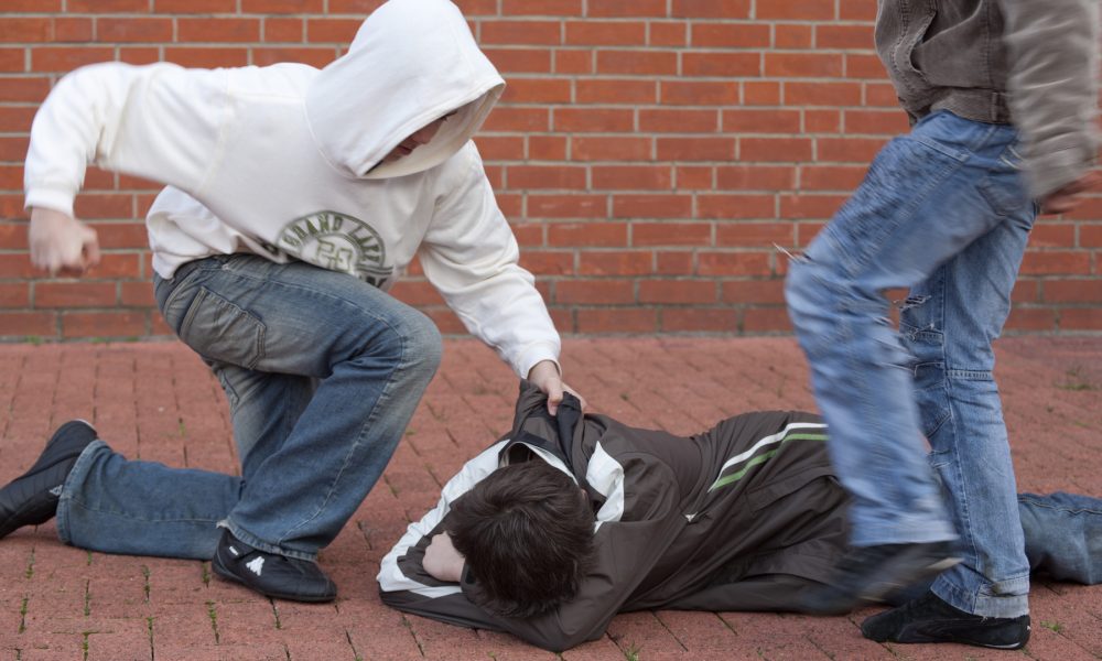 Жизнь сегодня ничего не стоит: почему нынешние подростки так жестоки