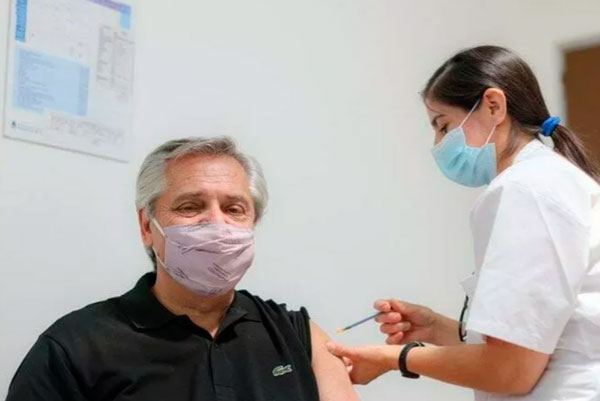 Президент Аргентины привился от коронавируса вакциной "Спутник V"