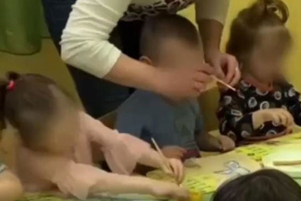 Видео с бьющей ребенка воспитательницей в Казани вызвало возмущение в соцсетях