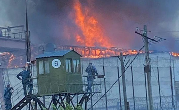 Колония «Белый лебедь» с опасными преступниками загорелась в Соликамске | На территории колонии «Белый лебедь» в Соликамске разгорелся пожар