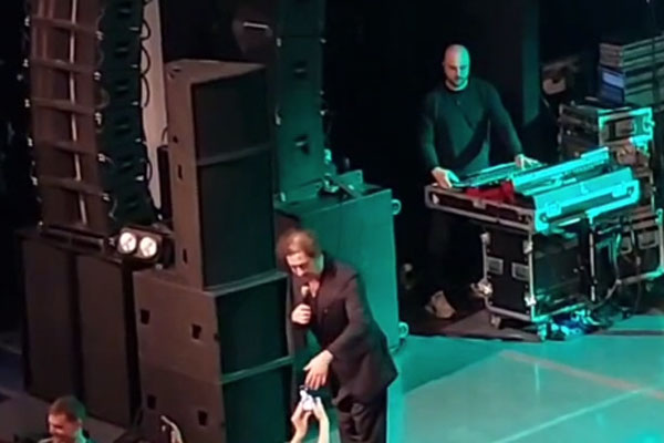 Григорий Лепс на концерте в Ярославле выбил телефон из рук фанатки. Видео | Григорий Лепс выбил телефон из рук фанатки на концерте