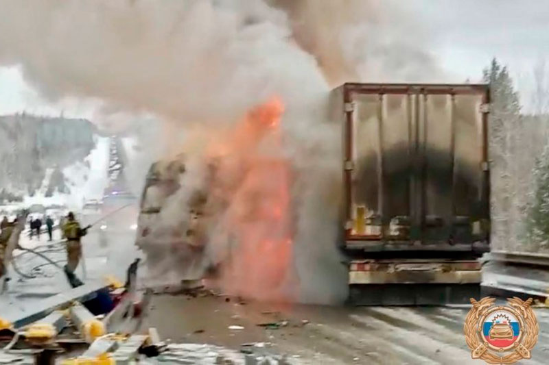 В ГАИ рассказали подробности ДТП с тремя фурами под Иркутском. Видео | Крупное ДТП произошло на трассе Р-255 “Сибирь” в Иркутской области