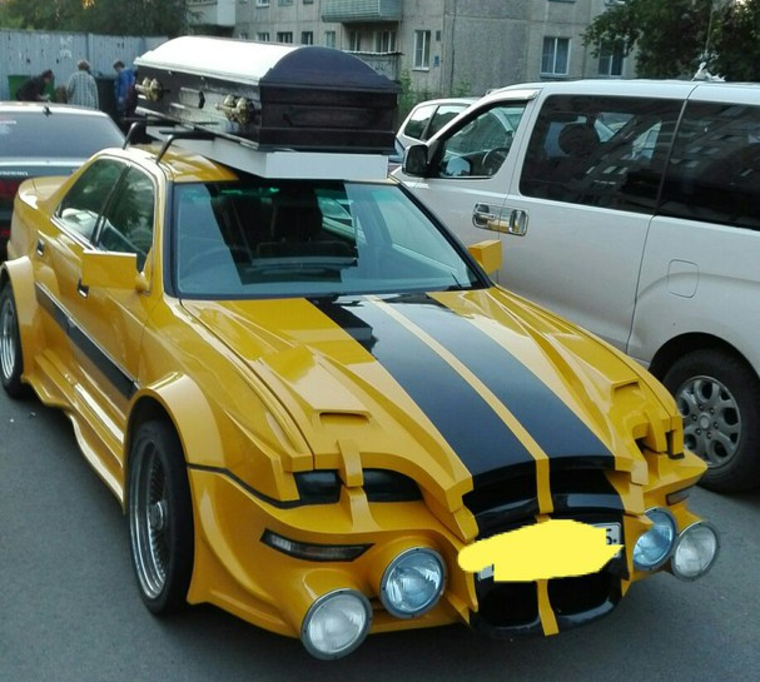 Полицейские наказали курганца за гроб на крыше автомобиля. ФОТО