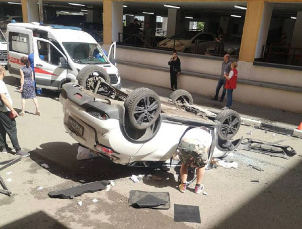 В Москве с многоуровневой парковки упал автомобиль, водителя госпитализировали