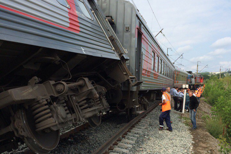 Вагоны поезда "Екатеринбург-Адлер" сошли с рельсов из-за вмешательства людей
