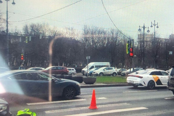 В Петербурге иномарка сбила двух пешеходов и чуть не проехалась по ним снова | В Петербурге иномарка чуть дважды не проехалась по пешеходам