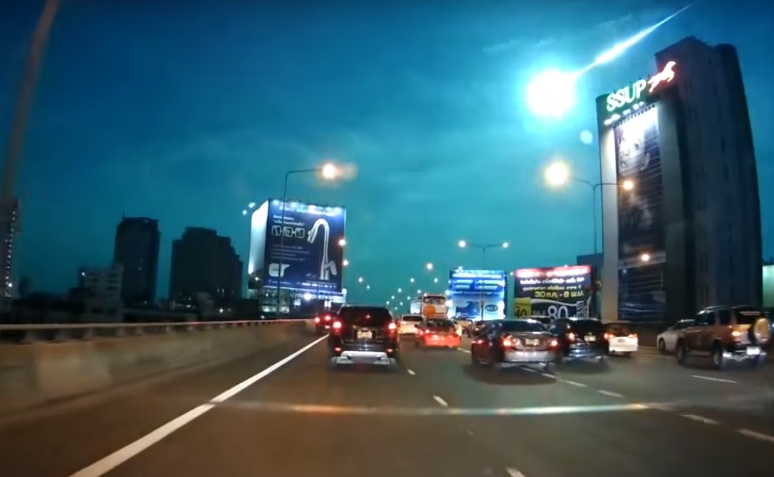 В небе над Таиландом вспыхнул и сгорел большой метеорит