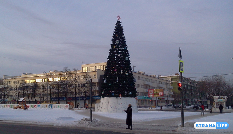 Когда надо, но в бюджете нет средств. Как на «заводской» окраине Екатеринбурга построили бессмысленную новогоднюю елку