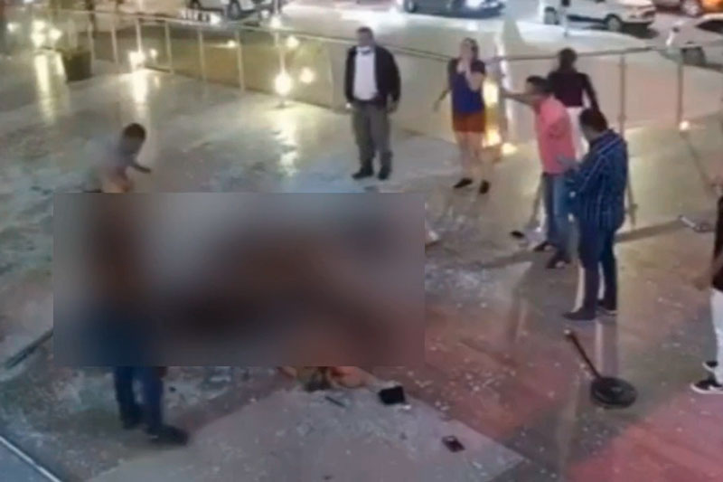 Опубликованы кадры обрушения балкона в ночном клубе Мексики | Обрушение перил балкона в баре в Мексике попало на запись