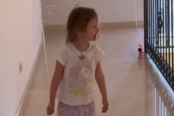 В соцсетях раскритиковали Альбину Джанабаеву за соску во рту у трёхлетней дочери | Альбину Джанабаеву затравили за соску во рту у дочери