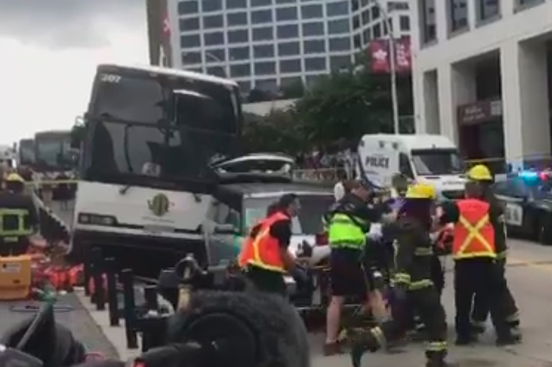 В Канаде туристический автобус протаранил толпу, есть пострадавшие