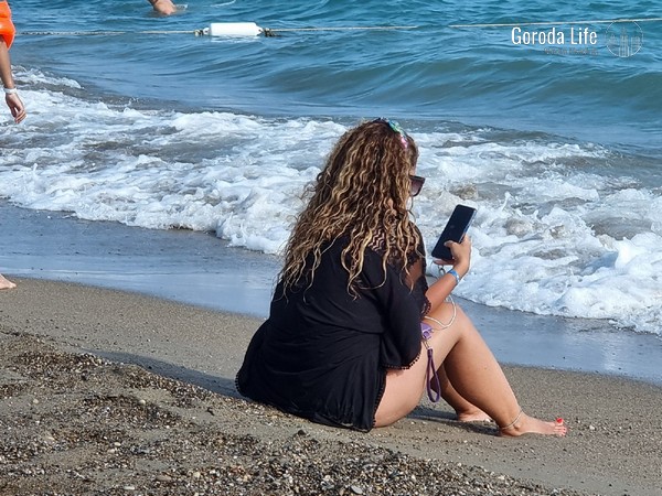 В Сочи задержали 12 участников голого заплыва за нарушение общественного порядка | На пляже в Сочи задержали 12 голых россиян