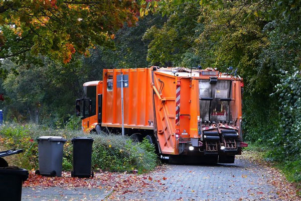 Мужчина спрятался от полиции в мусорном баке, но его расплющило в мусоровозе