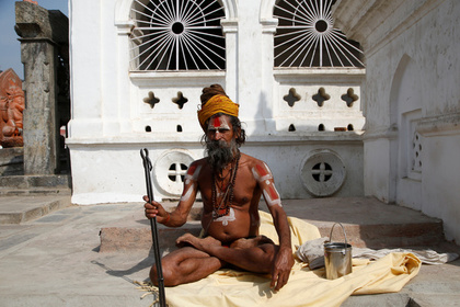 Индиец решил доказать свою святость и сдвинул членом микроавтобус