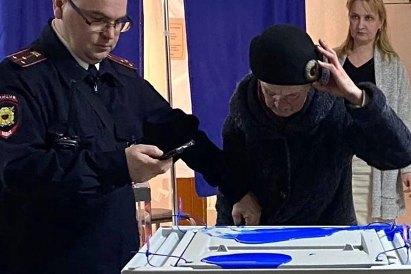 Россияне начали массово портить бюллетени на выборах президента