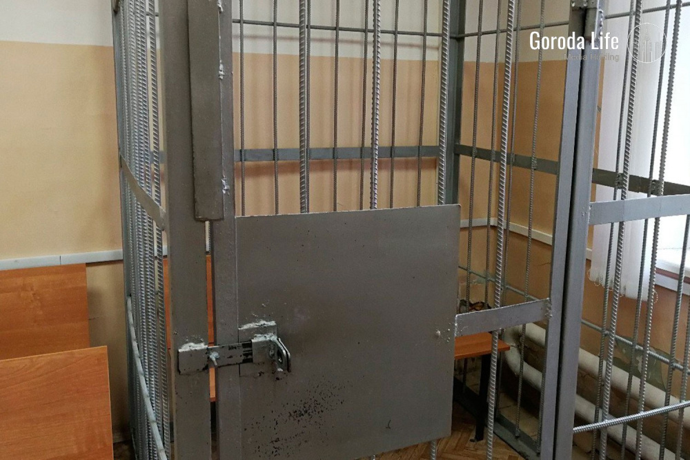 Приставы назвали опасные предметы, которые тюменцы пытались пронести в суды | Тюменцы пытались пронести в суд боеприпасы